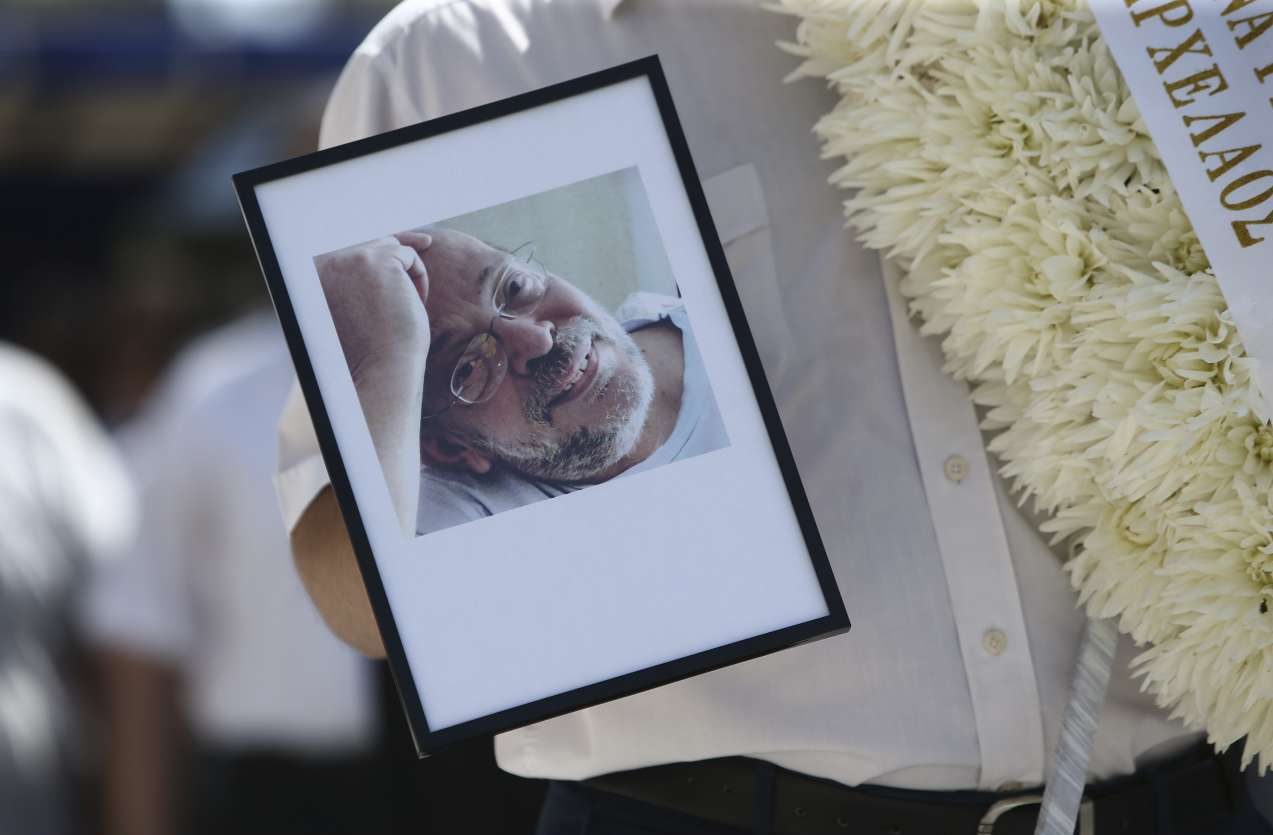 Ηταν όλοι εκεί: Τελευταίο αντίο στον Μάνο Αντώναρο