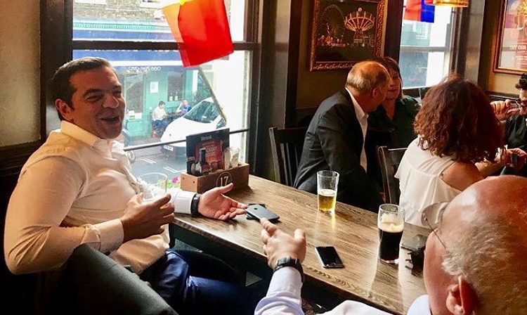 Ο Αλέξης Τσίπρας με μια μπίρα παρακολουθεί το Γαλλία – Βέλγιο σε λονδρέζικη παμπ