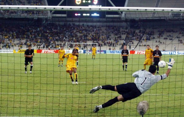 Ο Ριβάλντο σκοράρει με πέναλτι στο παιχνίδι ΑΕΚ - Σεβίλλη το 2007 INTIMEnews)