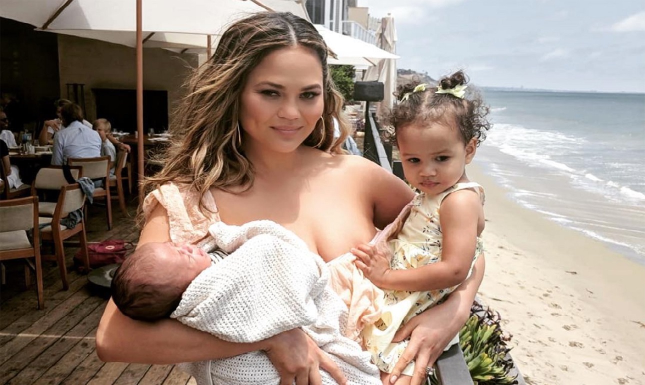 Social media: Η Κρίσι Τάιγκεν θηλάζει και προκαλεί θύελλα