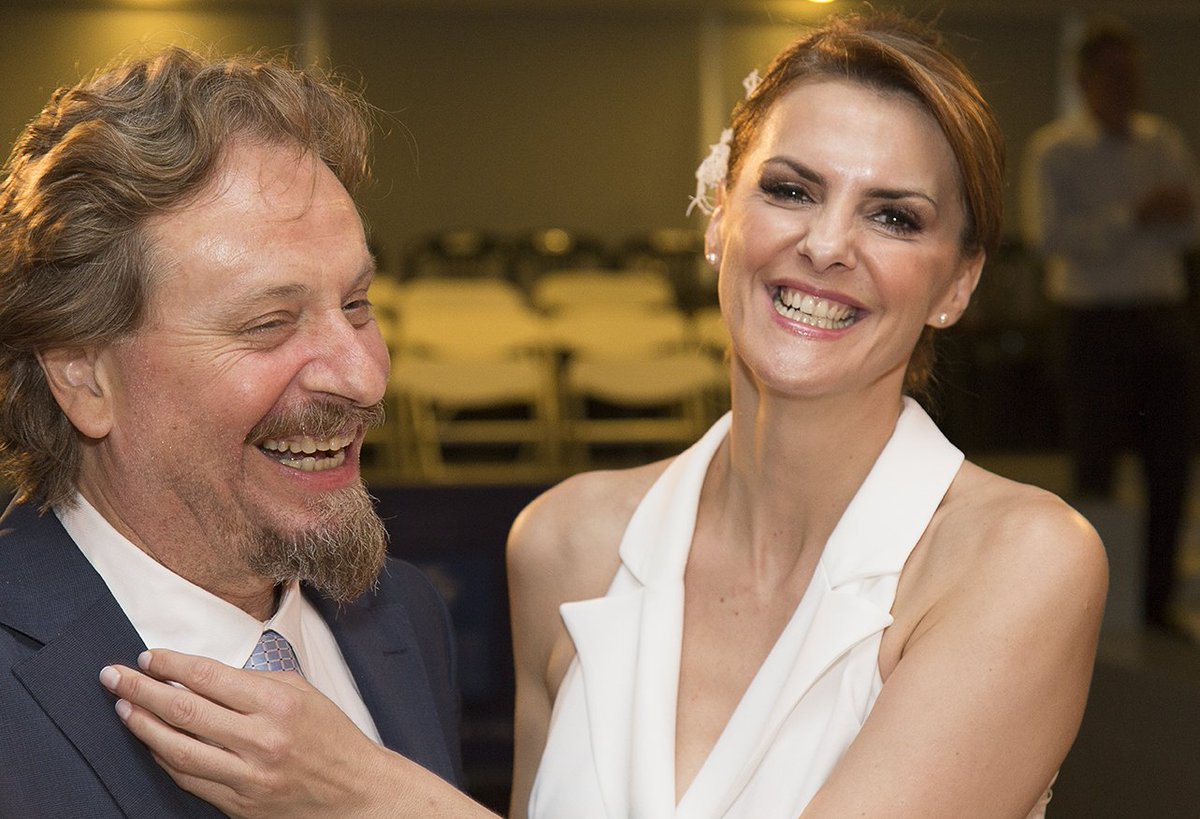 Πολιτικά κουφέτα: Παντρεύτηκε η Μάρκου, κουμπάρος ο Καραμανλής στον γάμο του δημάρχου Γλυφάδας