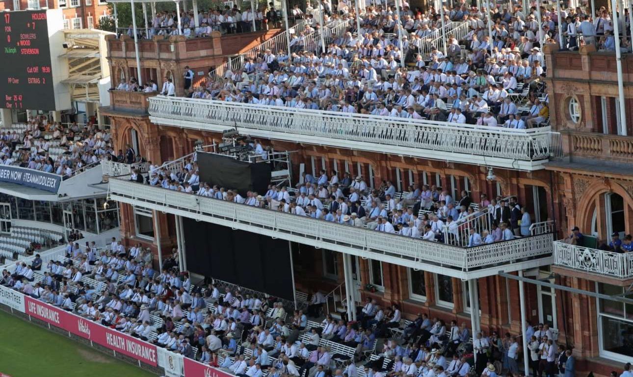 Χωρίς σακάκι λόγω καύσωνα οι άνδρες σε μεγάλο κλαμπ κρίκετ στη Βρετανία