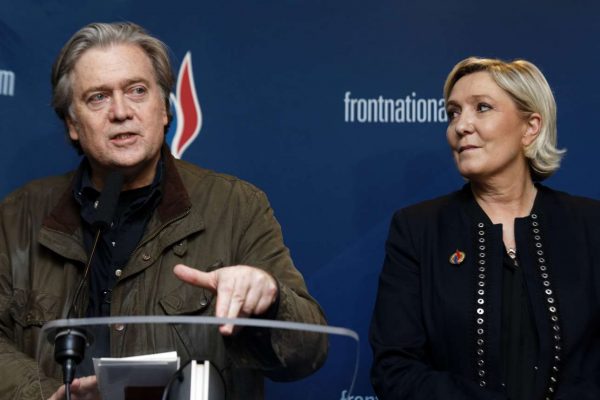 Ο Στιβ Μπάνον με την Μαρίν Λεπέν στο συνέδριο του Εθνικού Μετώπου της Γαλλίας φωτό: Sylvain Lefevre/ Getty Images/ Ideal Images)