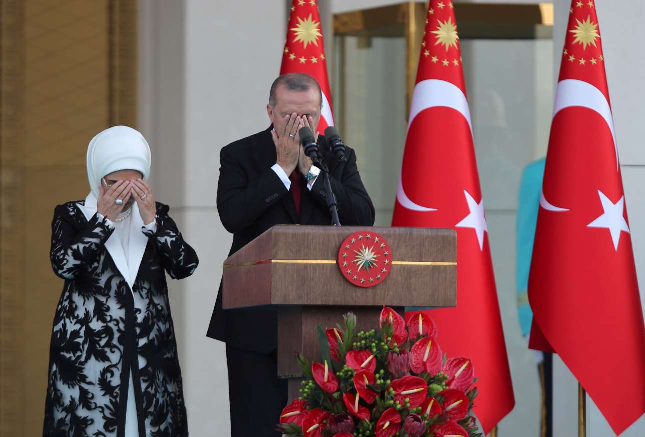 Ο Ερντογάν προσεύχεται μαζί με τη σύζυγό του (REUTERS/Umit Bektas)