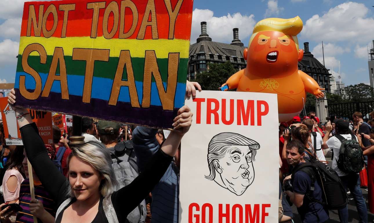 «Ολοι μαζί εναντίον του Τραμπ» – Χιλιάδες άνθρωποι στους δρόμους του Λονδίνου