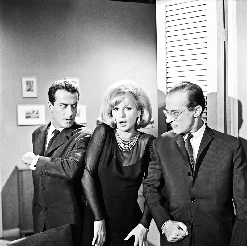 Με τον Αλέκο Αλεξανδράκη και τον Ντίνο Ηλιόπουλο στο «Δόλωμα» (1964). H Αλίκη είχε αποχωρήσει από τη Finos Film αλλά γύρισε αυτή την ταινία λόγω συμβολαίου που είχε υπογράψει με τον Φίνο. Το φιλμ έκοψε 557.302 εισιτήρια