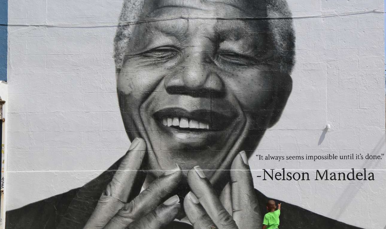 Ενας αιώνας από τη γέννηση του Νέλσον Μαντέλα: ο ονειροπόλος που δεν εγκατέλειψε ποτέ