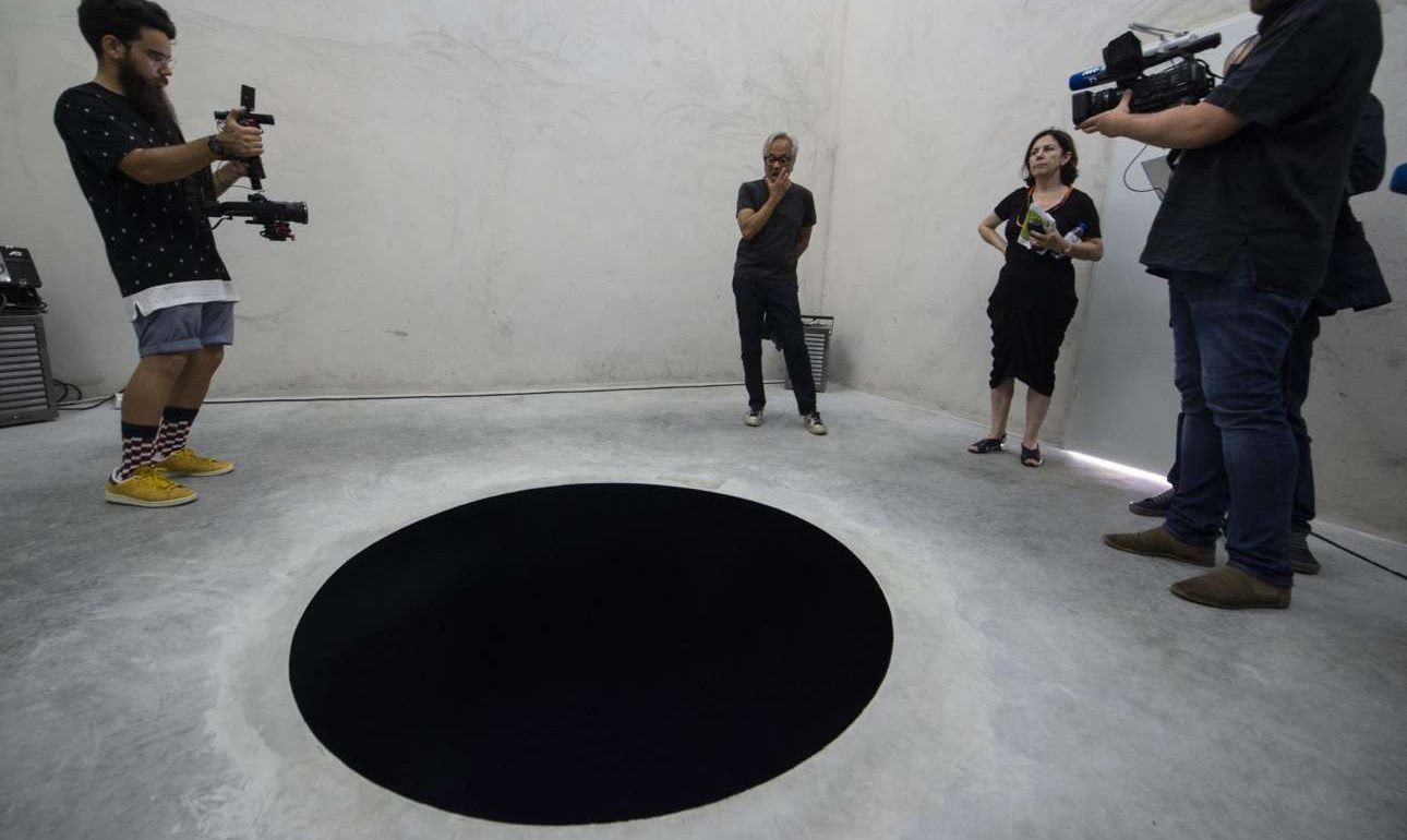 Επισκέπτης μουσείου έπεσε μέσα σε έργο που είναι απλώς… μια τρύπα στο πάτωμα