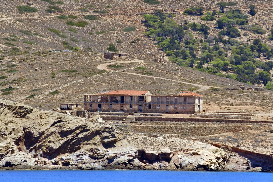 Οι κατεδαφίσεις αυθαιρέτων αρχίζουν από τα μαντριά τής Μακρονήσου