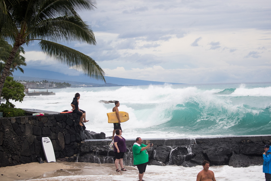 Ο τυφώνας κατευθυνόταν προς τη Χαβάη – Οι σέρφερ έτρεχαν στην θάλασσα