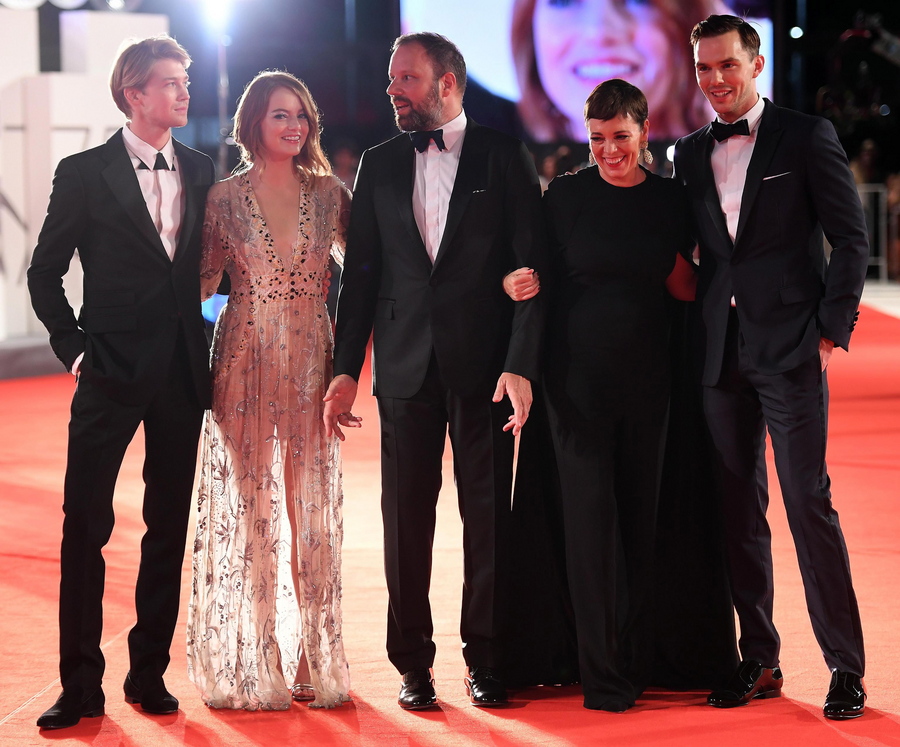 O Λάνθιμος ανάμεσα στους πρωταγωνιστές του «The Favourite»: (από αριστερά) ο Τζο Αλγουιν, η Εμα Στόουν, η Ολίβια Κόλμαν και ο Νίκολας Χουλτ