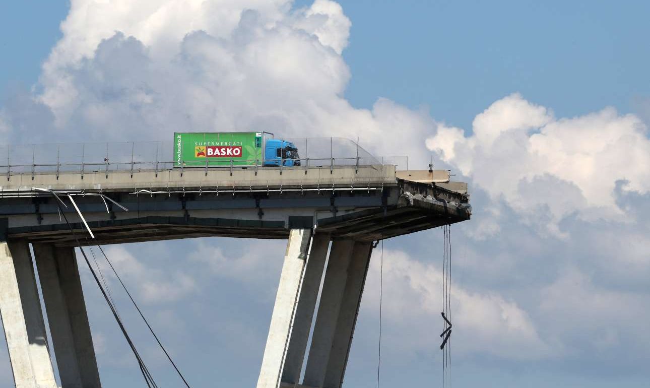 Οργή και ερωτήματα που ζητούν απάντηση μετά την τραγωδία στη Γένοβα