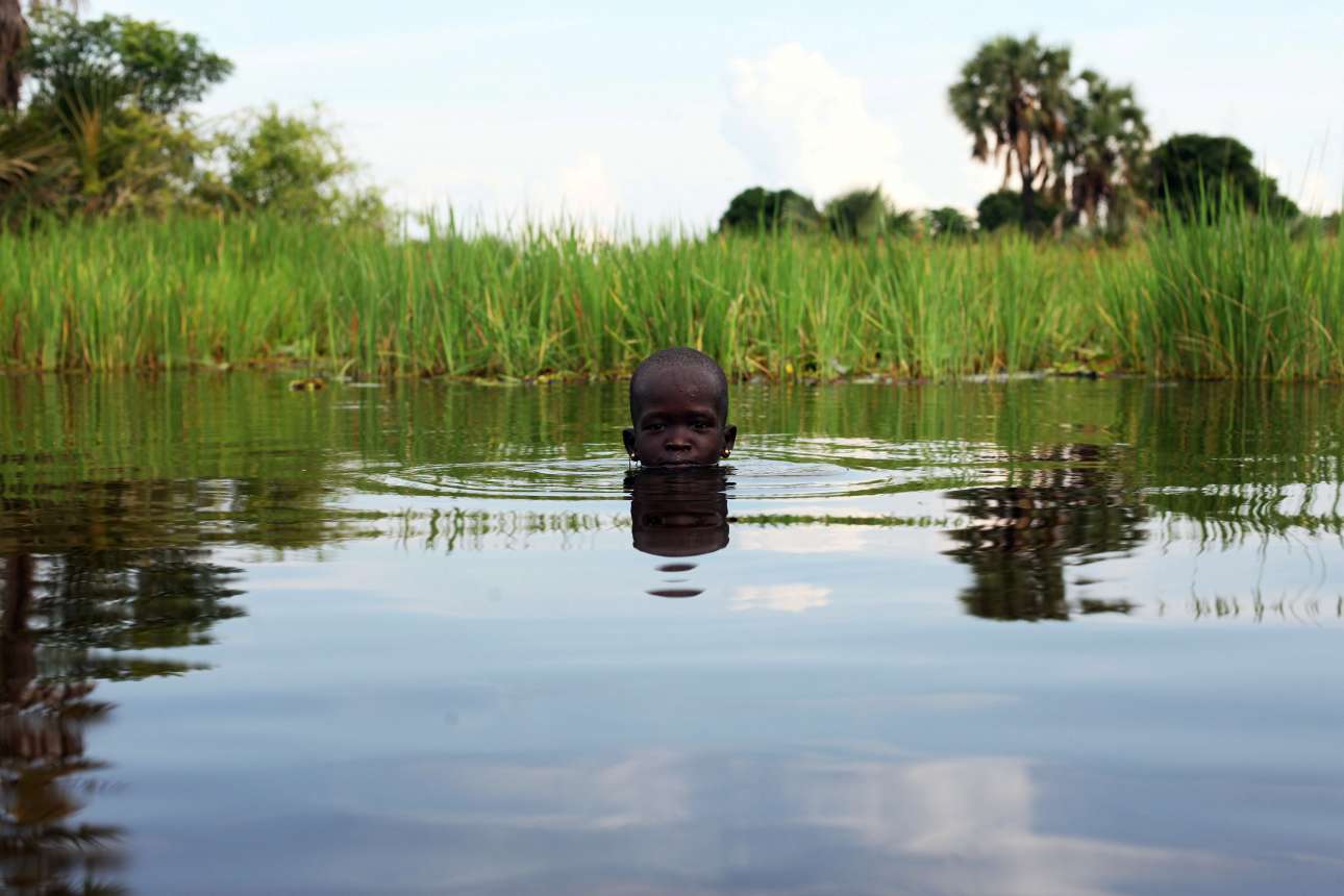 Δευτέρα, 20 Αυγούστου, Νότιο Σουδάν. Ενα κοριτσάκι παίζει με τα νερά σε βάλτο κοντά στην πόλη Nyal