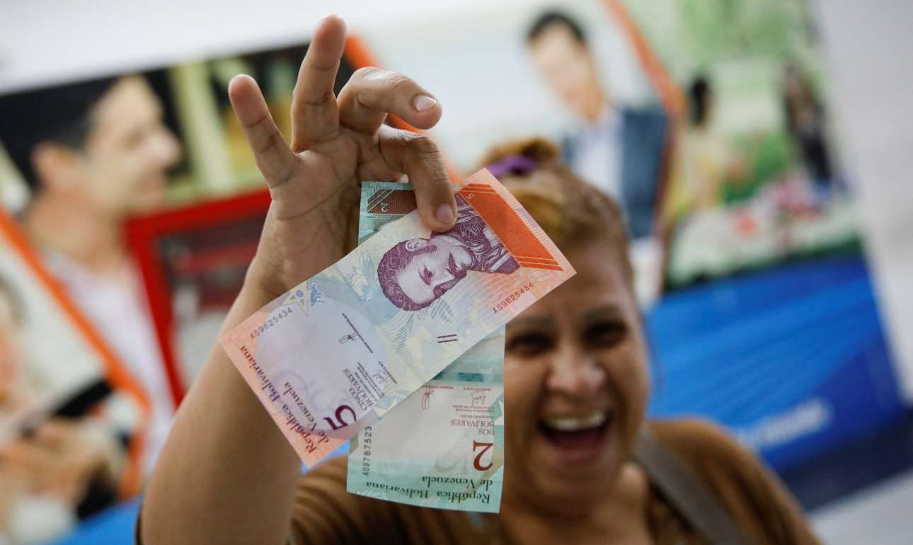 Υποτίμηση και «νέο» νόμισμα στη Βενεζουέλα, ενώ η χώρα καταρρέει