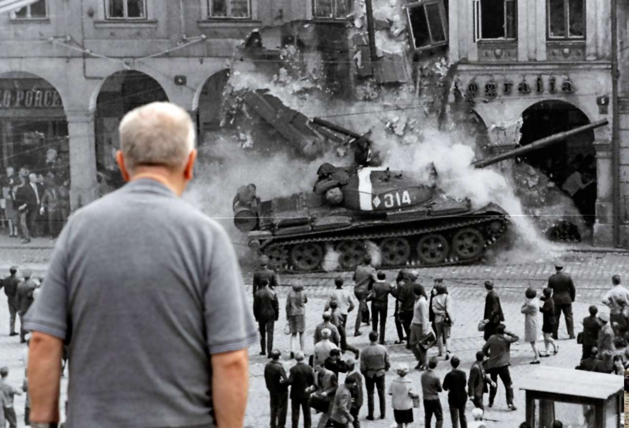 Τρίτη, 21 Αυγούστου, Τσεχία. Ηλικιωμένος άνδρας κοιτάζει φωτογραφία-ντοκουμέντο που έχει τοποθετηθεί σε δρόμο της πόλης Λίμπερετς για την 50ή επέτειο από τη σοβιετική εισβολή στην Πράγα
