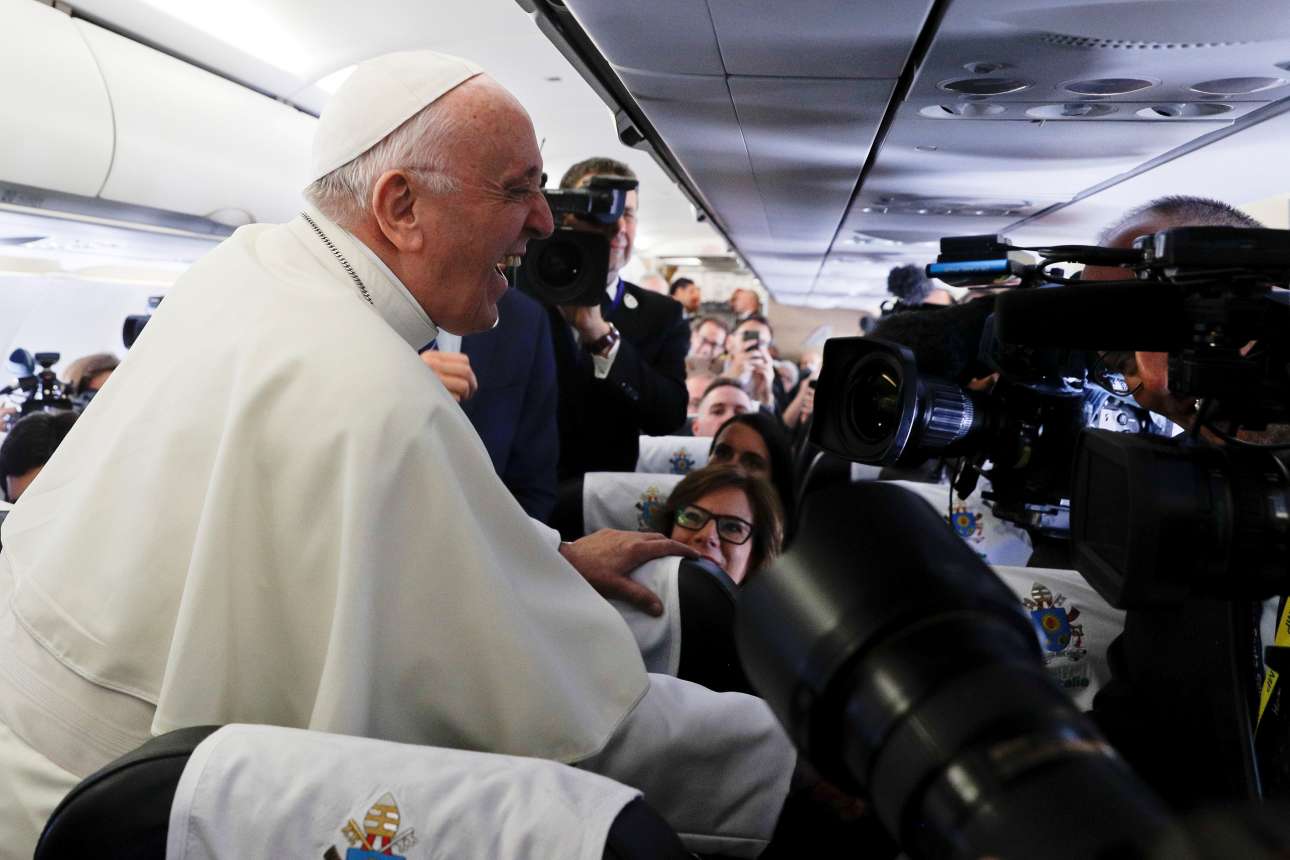 Σάββατο, 25 Αυγούστου, Ιρλανδία. Ο Πάπας Φραγκίσκος περικυκλωμένος από δημοσιογράφους αλλά χαμογελαστός κατά τη διάρκεια της πτήσης του προς το Δουβλίνο