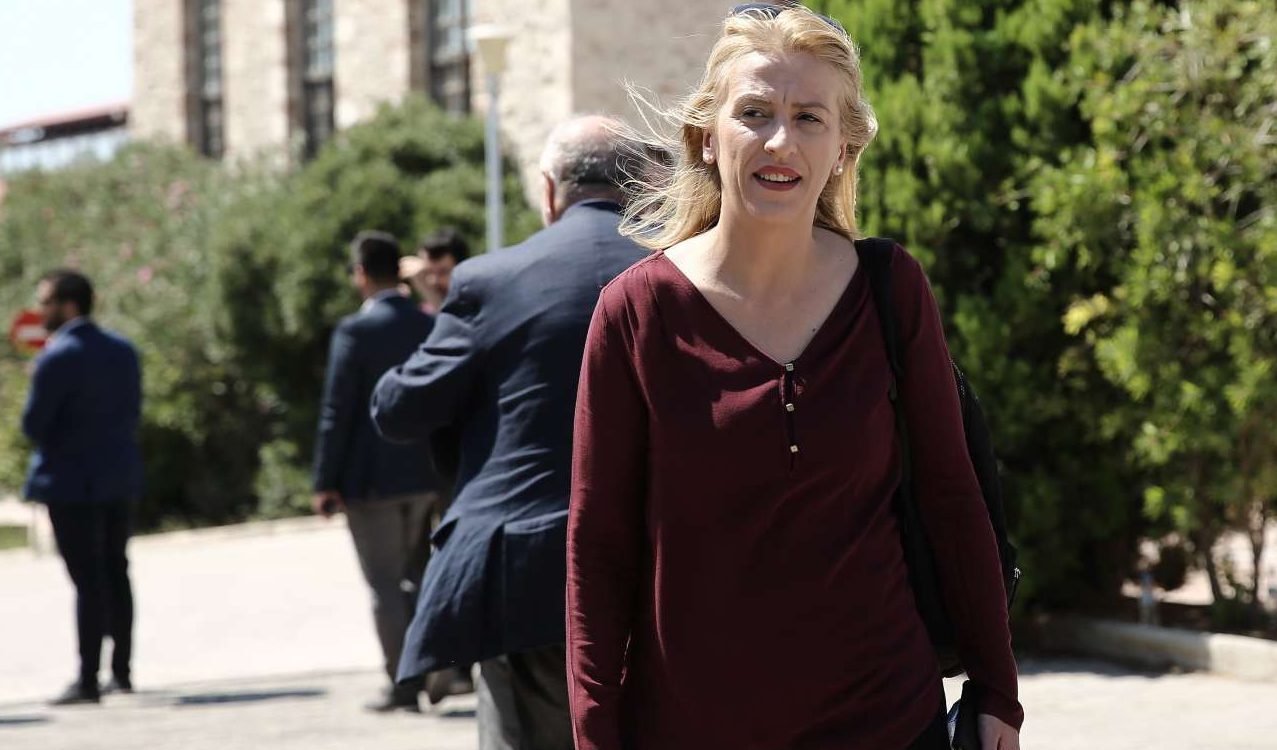 H Δούρου ξαναεμφανίστηκε (στο Facebook): Αλλοι θα πρέπει να κρύβονται για αυτά που γράφουν