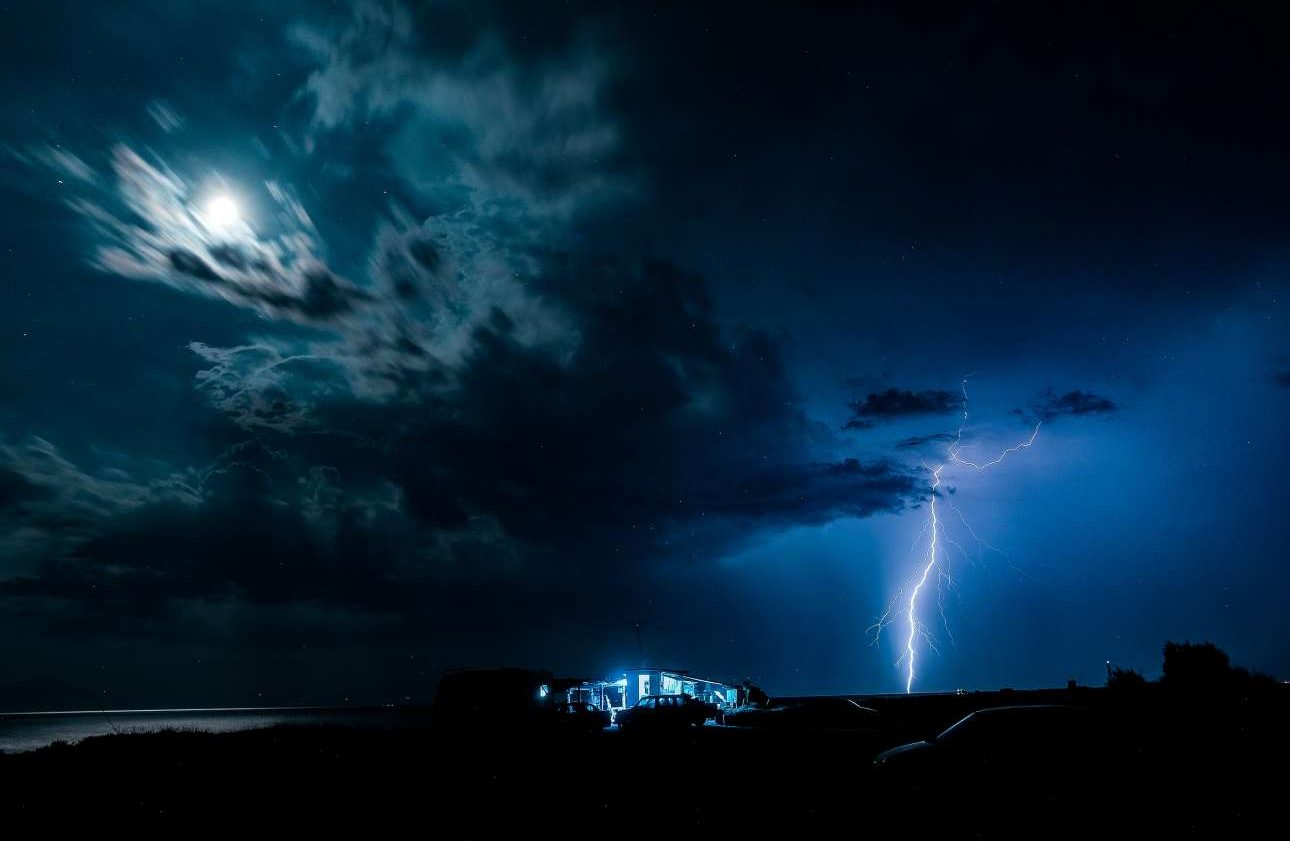Τρίτη, 21 Αυγούστου, Ελλάδα. Εντυπωσιακή λήψη κατά τη διάρκεια καταιγίδας στην παραλία Φανάρι, στη Θεσσαλονίκη