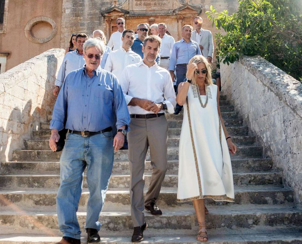 Selfies και χαλαρές στιγμές για Κυριάκο και Μαρέβα στα Χανιά [εικόνες]