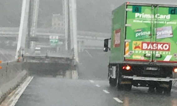 Γένοβα: H συγκλονιστική εικόνα του φορτηγού που κρέμεται στο χείλος της πεσμένης γέφυρας [βίντεο]