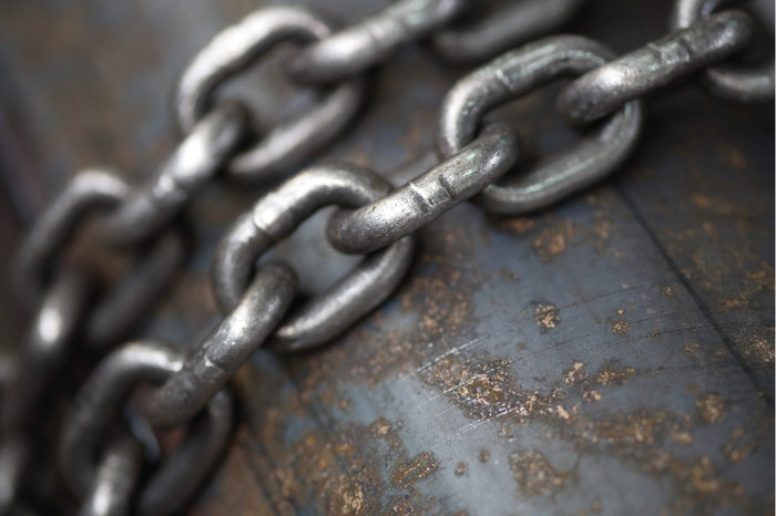 Σοκ στον Βόλο από την εικόνα αλυσοδεμένου 16χρονου σε κολόνα φωτισμού