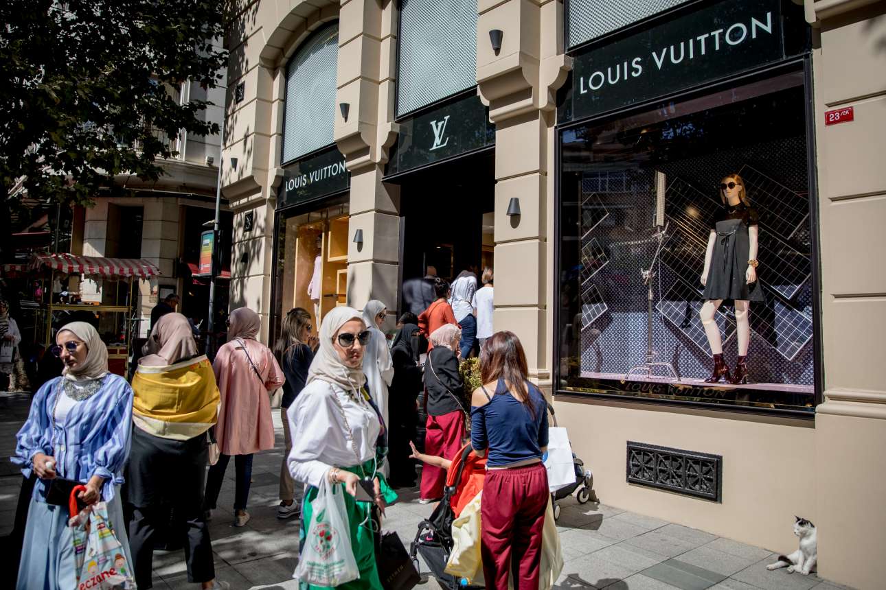 14 ÎÏÎ³Î¿ÏÏÏÎ¿Ï. ÎÎ»Î»Î¿Î¹ ÏÎµÏÎ¹Î¼Î­Î½Î¿ÏÎ½ ÏÏÎ· ÏÎµÎ¹ÏÎ¬ Î³Î¹Î± Î­Î½Î± ÏÏÏÎ²Î±ÏÎ¿, ÎºÎ±Î¹ Î¬Î»Î»Î¿Î¹ Î³Î¹Î± Î­Î½Î± Louis Vuitton ÏÏÎ½Î¿Î»Î¿. Î ÏÏÏÏÎ· ÏÎ·Ï ÏÎ¿ÏÏÎºÎ¹ÎºÎ®Ï Î»Î¯ÏÎ±Ï Î¼ÏÎ¿ÏÎµÎ¯ Î½Î± Î±Î½Î·ÏÏÏÎµÎ¯ ÏÎ· Î³ÎµÎ¯ÏÎ¿Î½Î± ÏÏÏÎ±, Î±Î»Î»Î¬ ÏÎ¯Î³Î¿ÏÏÎ± ÏÏÎ¹ ÏÎ¿ÏÏ ÏÎ¿ÏÏÎ¯ÏÏÎµÏ - ÎºÏÏÎ¯ÏÏ Î±ÏÏ Î£Î±Î¿ÏÎ´Î¹ÎºÎ® ÎÏÎ±Î²Î¯Î± ÎºÎ±Î¹ ÎÏÎ¯Î±- Î¿Î¹ Î¿ÏÎ¿Î¯Î¿Î¹ ÏÏÎµÏÎ´Î¿ÏÎ½ Î½Î± Î±Î³Î¿ÏÎ¬ÏÎ¿ÏÎ½ ÏÎ¿ÏÏÎ± Î³Î½ÏÏÏÏÎ½ Î¿Î¯ÎºÏÎ½ Î¼ÏÎ´Î±Ï ÏÎµ ÏÎ¹Î¼Î® ÎµÏÎºÎ±Î¹ÏÎ¯Î±Ï