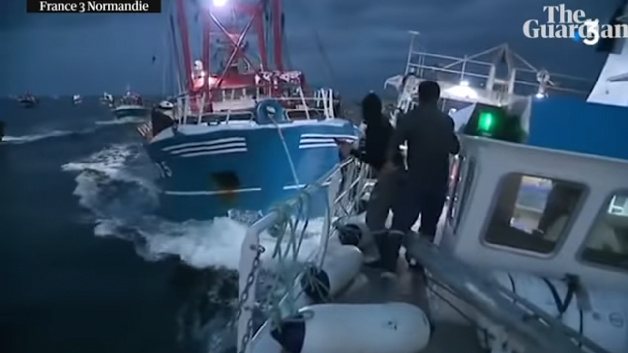 «Ναυμαχία» γάλλων και βρετανών ψαράδων στη Μάγχη για τα χτένια