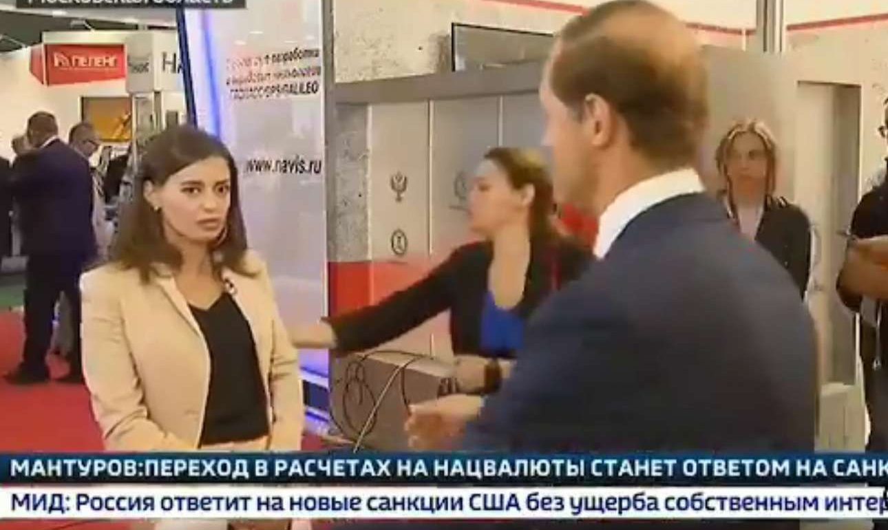 Ρωσίδα δημοσιογράφος λιποθυμά on air και ο υπουργός Βιομηχανίας τη βοηθά [βίντεο]