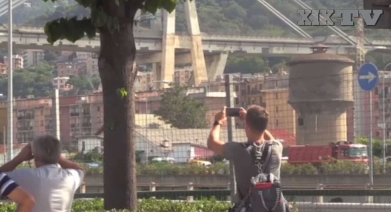 Γένοβα: Σέλφι με φόντο τα μπάζα της γέφυρας Μοράντι