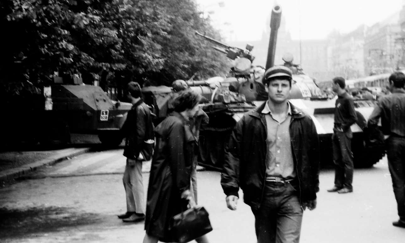 Οι άγνωστες φωτογραφίες από τη σοβιετική εισβολή στην Πράγα