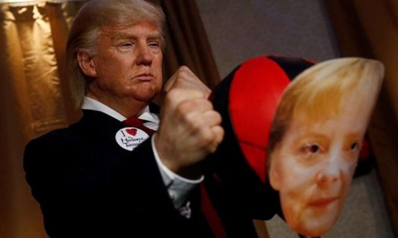 O Τραμπ γρονθοκοπεί τη Μέρκελ στο Μουσείο Μαντάμ Τισό