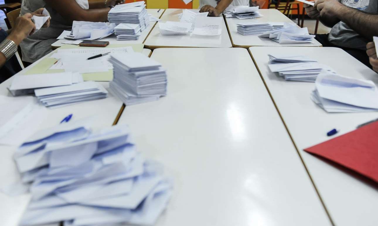 Προβάδισμα 4,9 μονάδων για τη ΝΔ σε νέα δημοσκόπηση