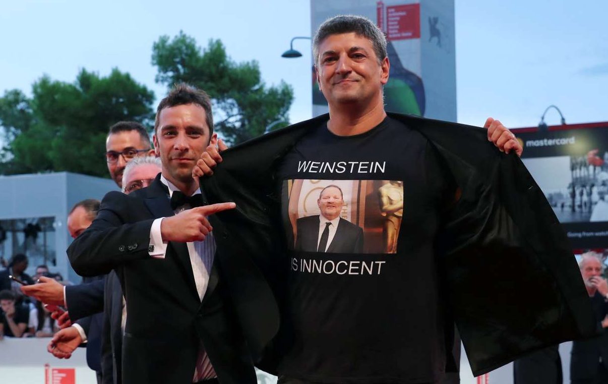 Ποιος φόρεσε μπλουζάκι «Ο Γουάινσταϊν είναι αθώος» στη Μόστρα;