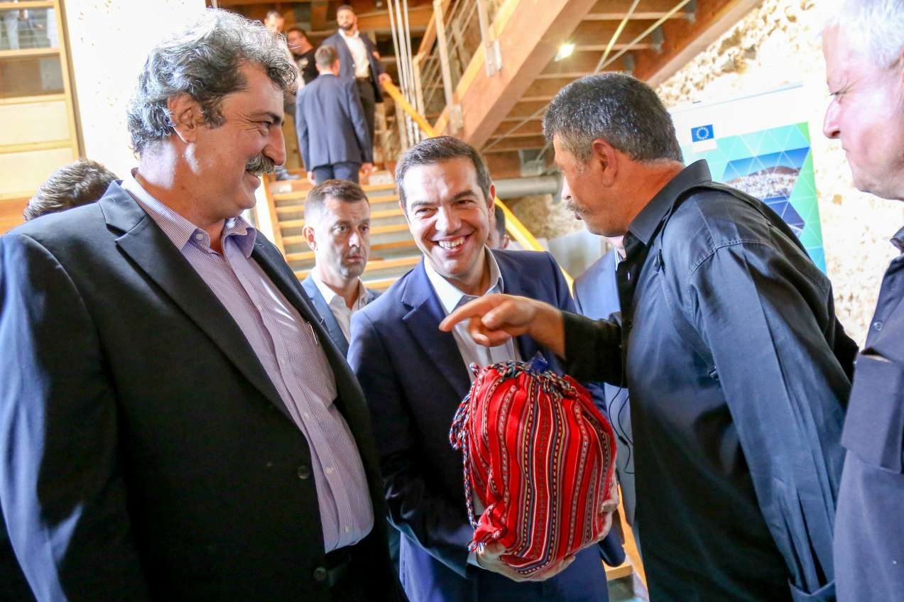 Ο Τσίπρας κάνει πλάκα για τον Πολάκη: Μη του δίνετε ρακή έχει πέσει στη μαρμίτα! [βίντεο]