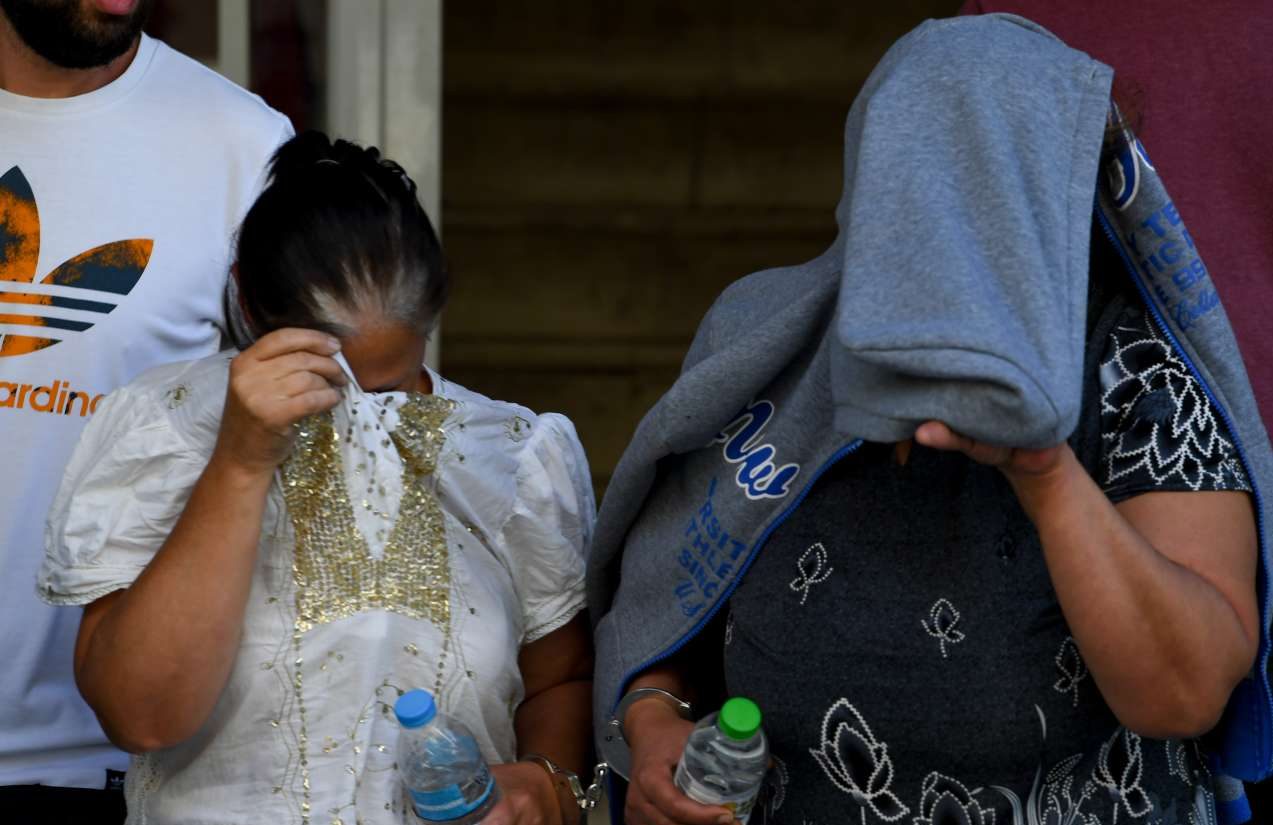 Αυτές είναι οι γυναίκες που έριχναν λάδι για να… ευλογήσουν τα εκθέματα [εικόνες]