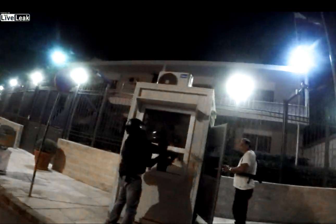 Τελικά, τι χρειάζεται ο ένοπλος αστυνομικός φρουρός έξω από την πρεσβεία;