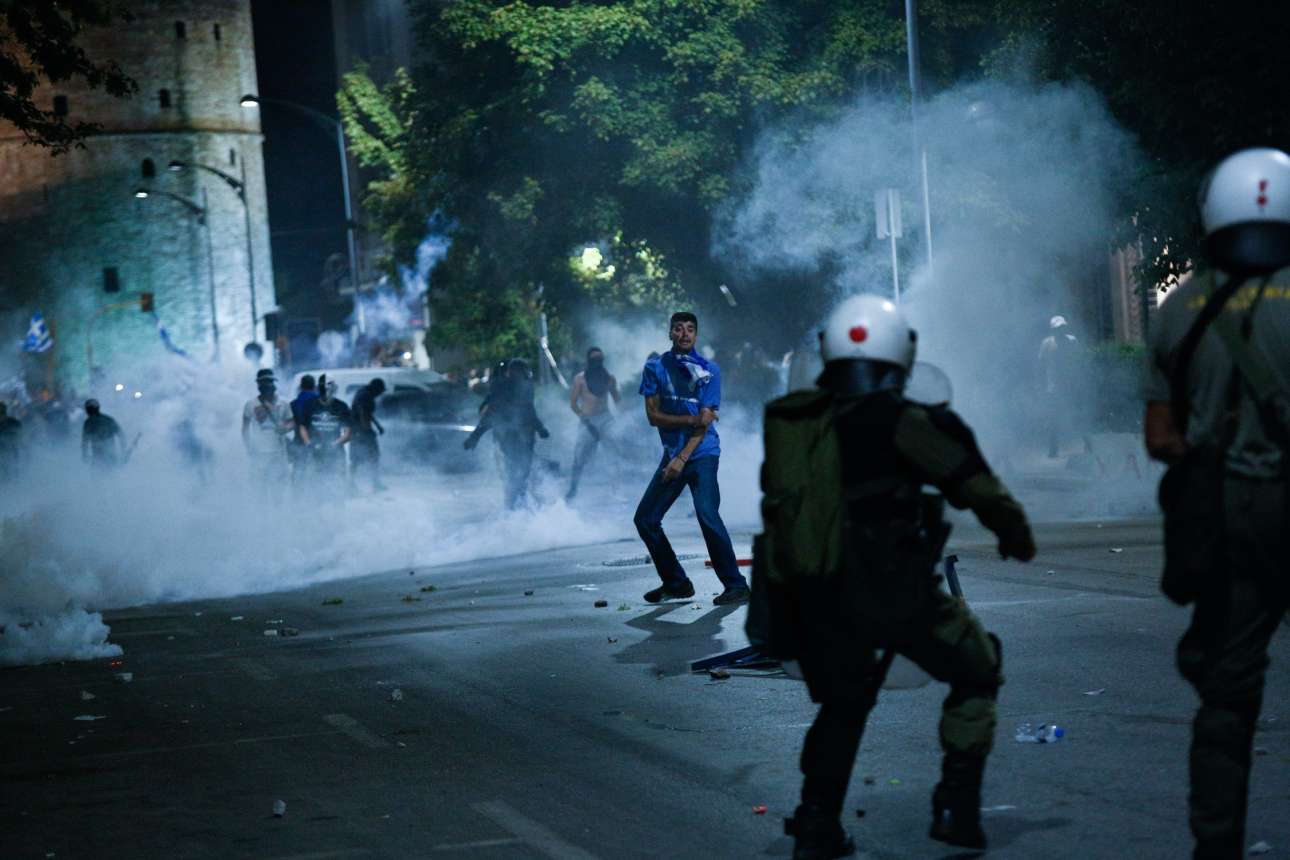 Μέσα Τσίπρας, έξω επεισόδια και χημικά