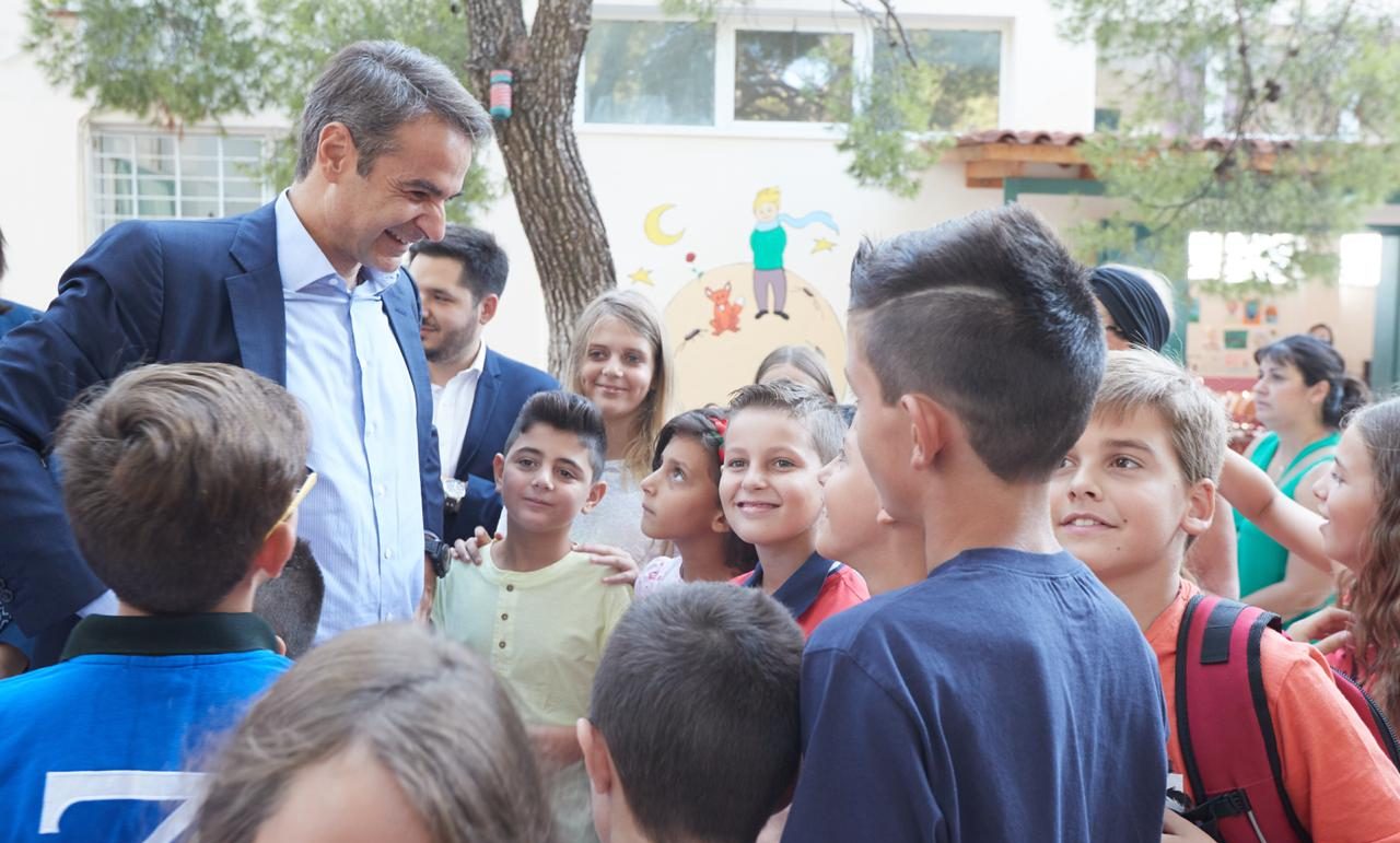 Μητσοτάκης στα καμμένα σχολεία της Ραφήνας – Ενθάρρυνση και συγκίνηση