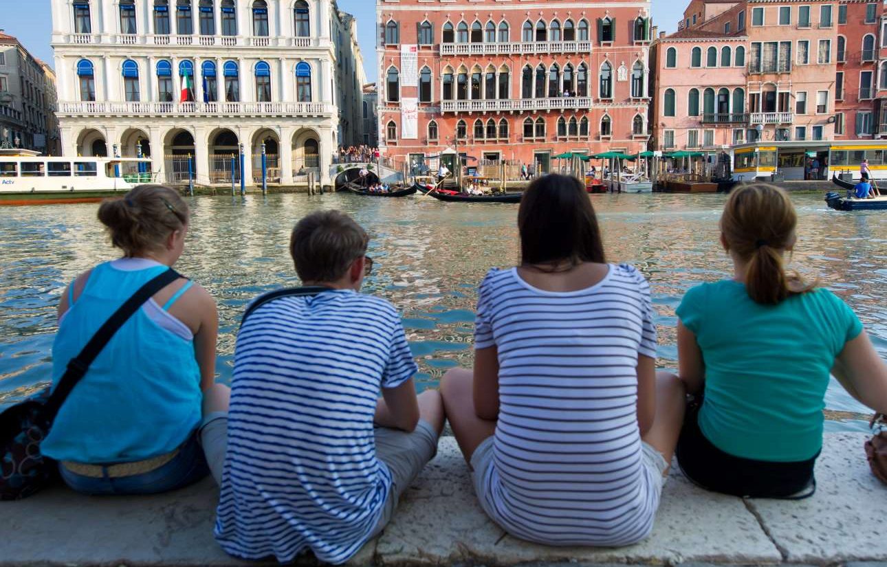 Ξάπλα… τέλος σε δημόσιους χώρους στη Βενετία