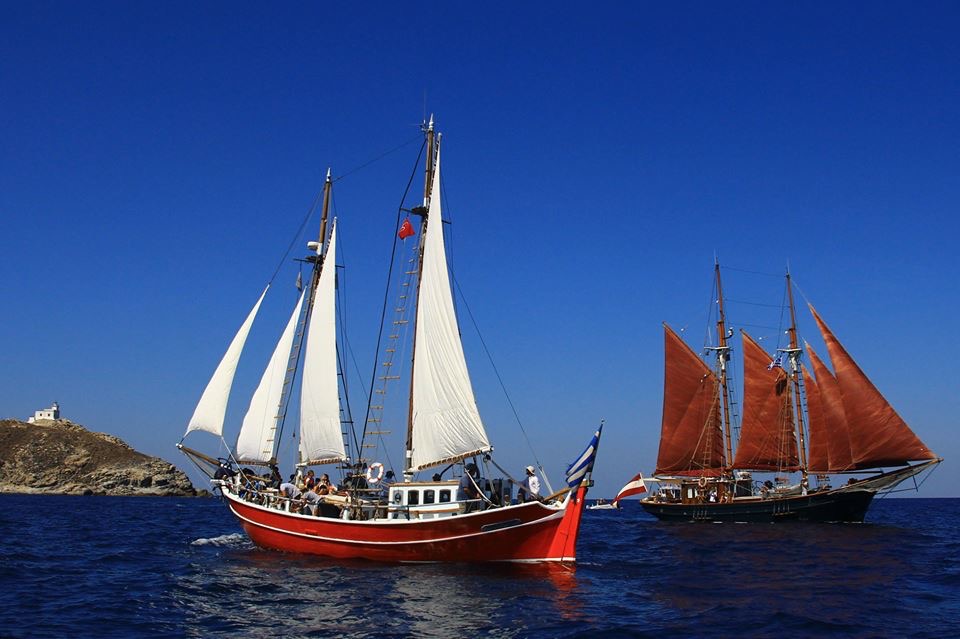 Ξύλινα, όμορφα σκαριά στα νερά της Πάρου