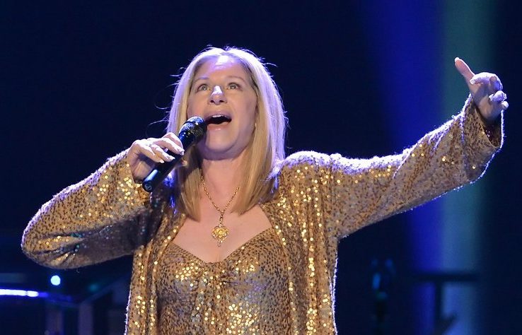 Μπάρμπρα Στρέιζαντ: «Ο Τραμπ είναι διεφθαρμένος, με χάλια μαλλιά και μακιγιάζ»