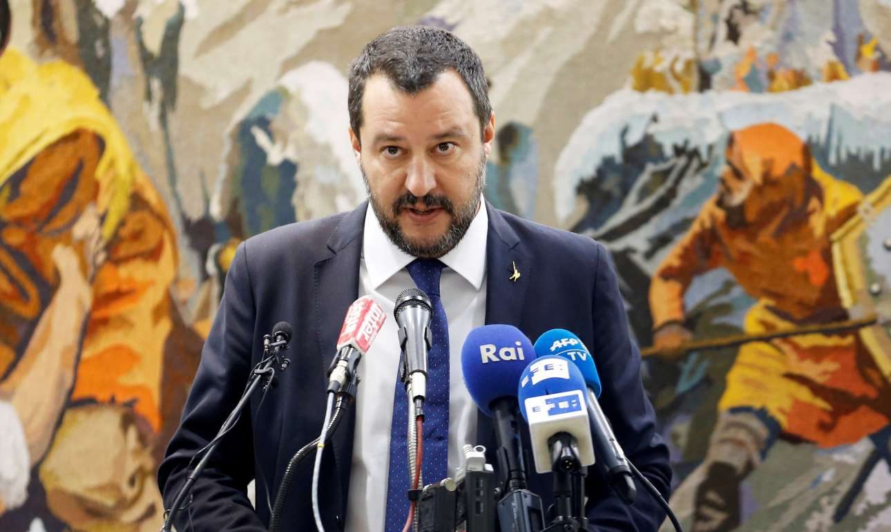 Επιχαίρει ο Σαλβίνι για τη Βαυαρία: «Αριβεντέρτσι Μέρκελ!»