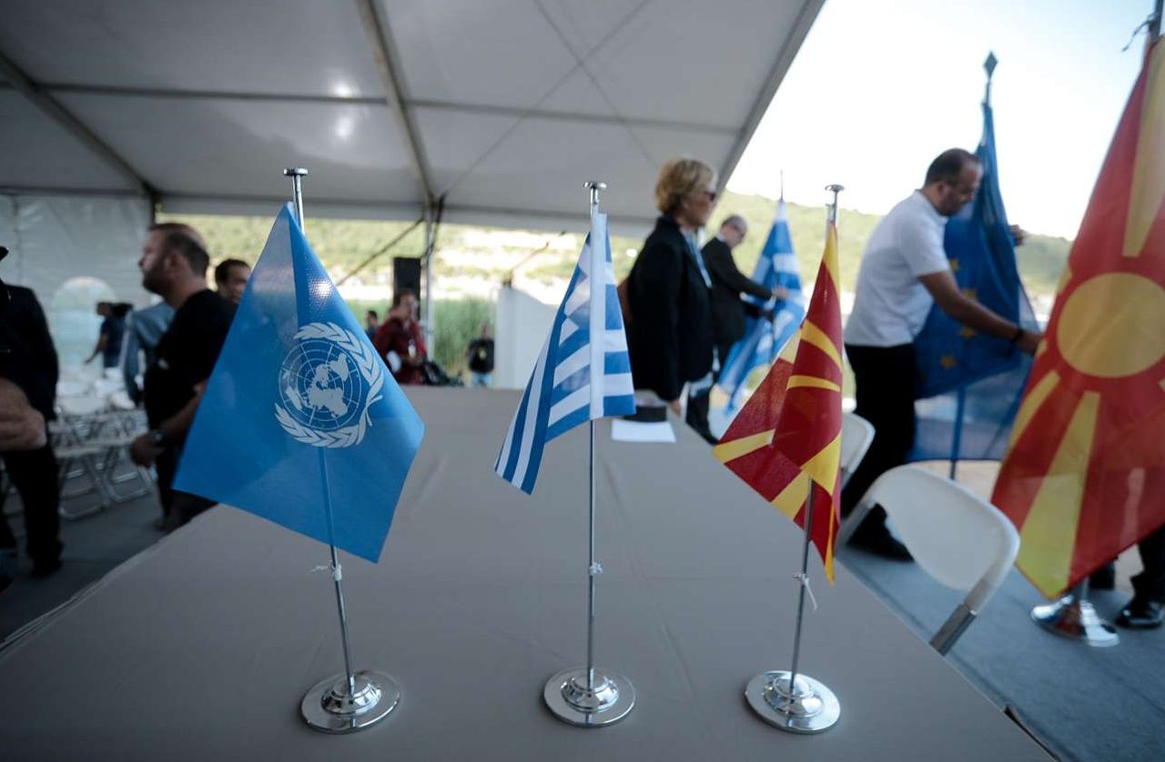 Πώς το Μαξίμου πετάει την μπάλα στην εξέδρα για τη Συμφωνία των Πρεσπών