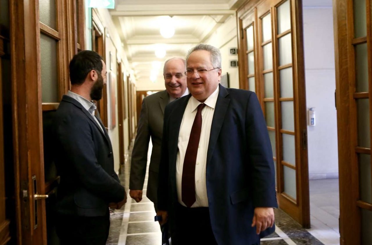 Εξαλλος με Τσίπρα ο Κοτζιάς έπαιξε και το χαρτί της παραίτησης