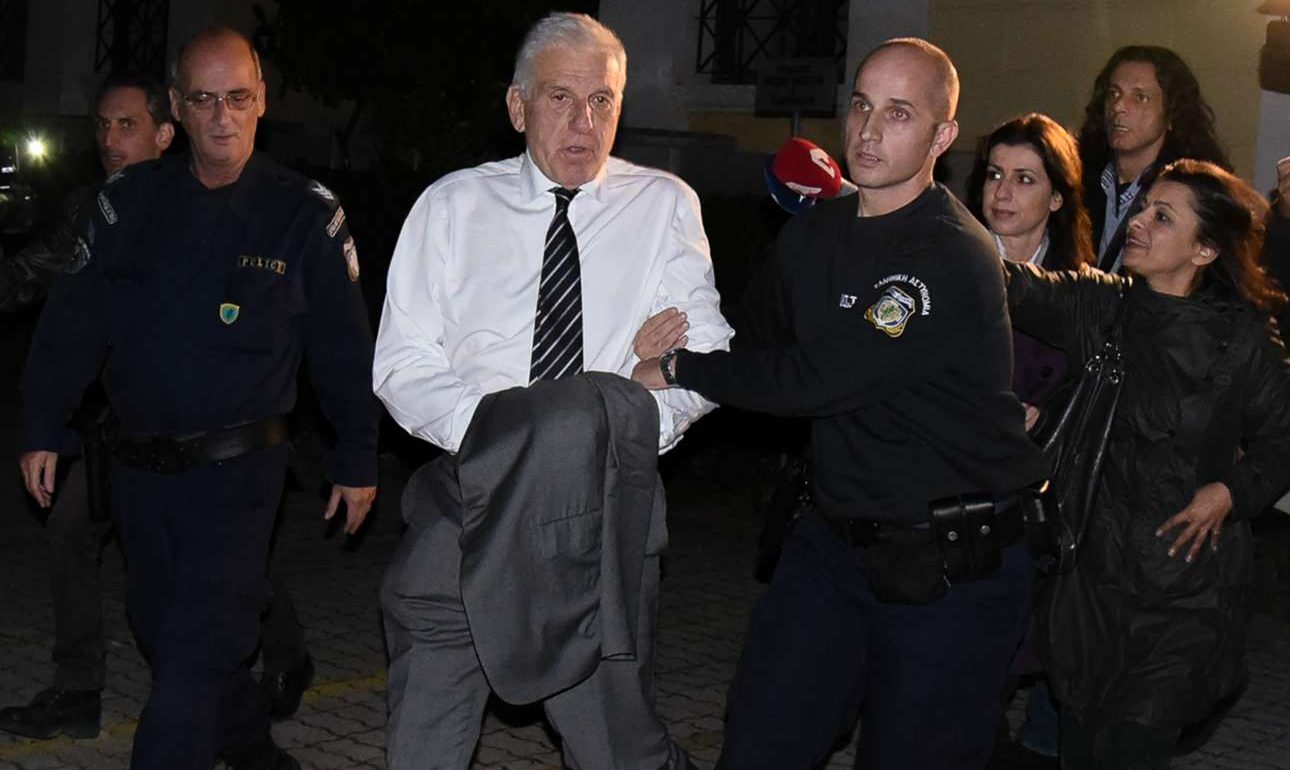 Ο επιχειρηματίας που «έκαψε» τον Παπαντωνίου: Eπαιρνα τα λεφτά από το σπίτι του