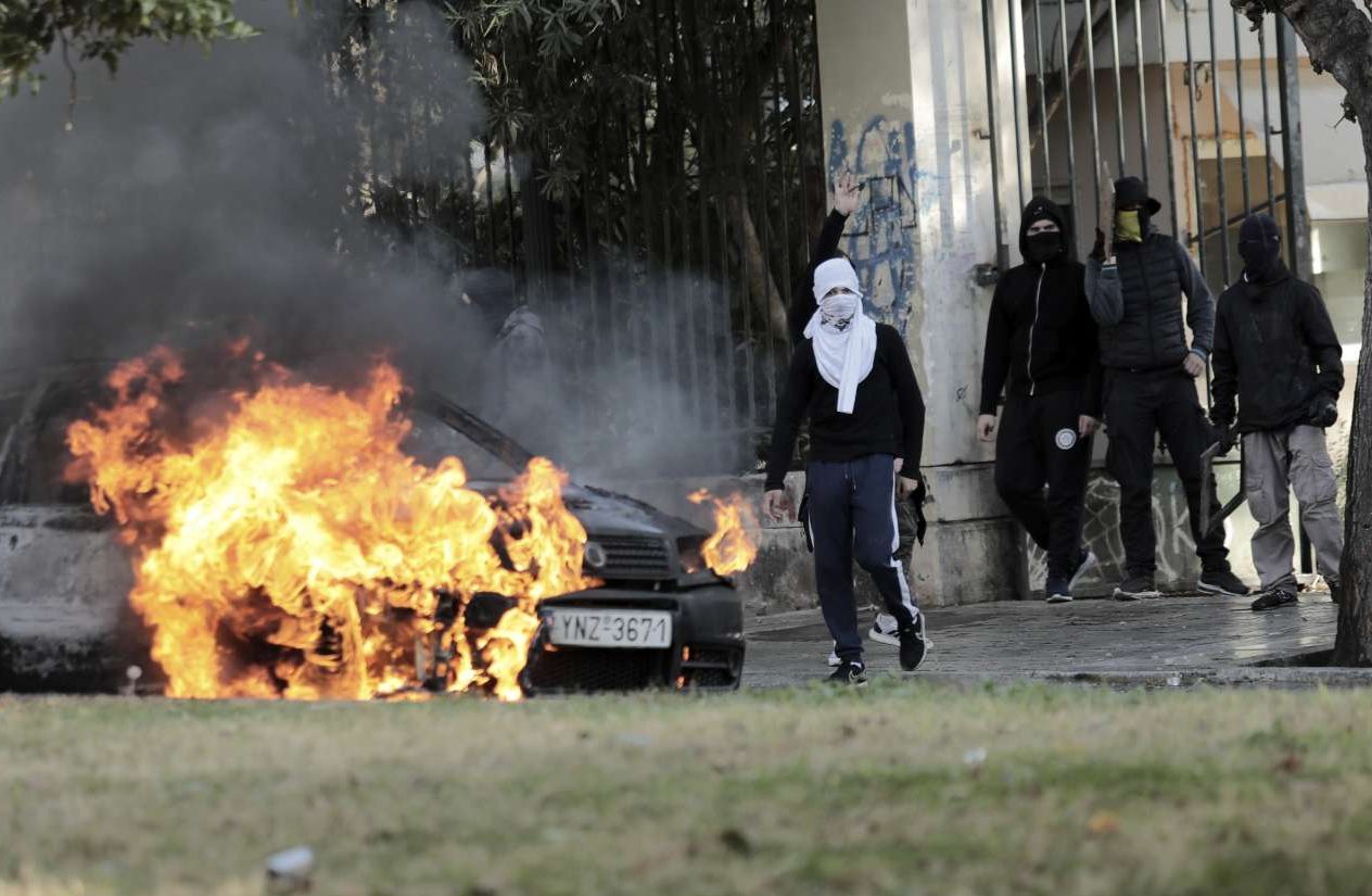 Στο Πολυτεχνείο ο νέος γύρος επεισοδίων – στις φλόγες ΙΧ στην Τοσίτσα [εικόνες]