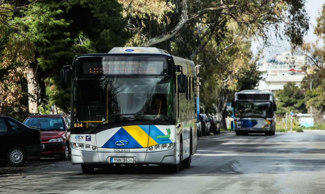 Τρεις 15χρονοι συνελήφθησαν για επίθεση σε λεωφορείο στους Αγίους Αναργύρους