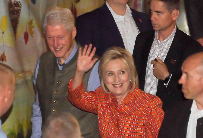 Στο Oktoberfest με βαυαρικό στιλ ο Μπιλ και η Χίλαρι Κλίντον