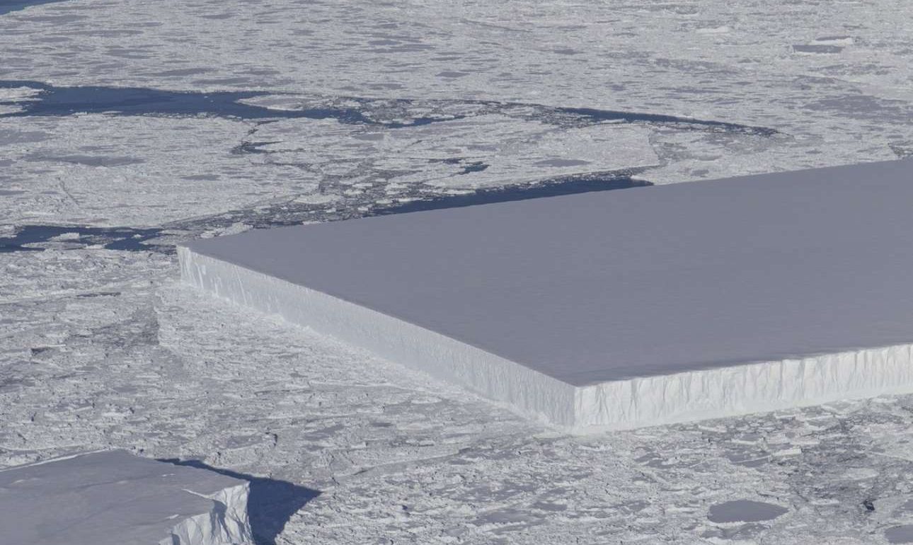 Ενα τέλειο ορθογώνιο παγόβουνο φωτογράφισε η NASA στην Ανταρκτική