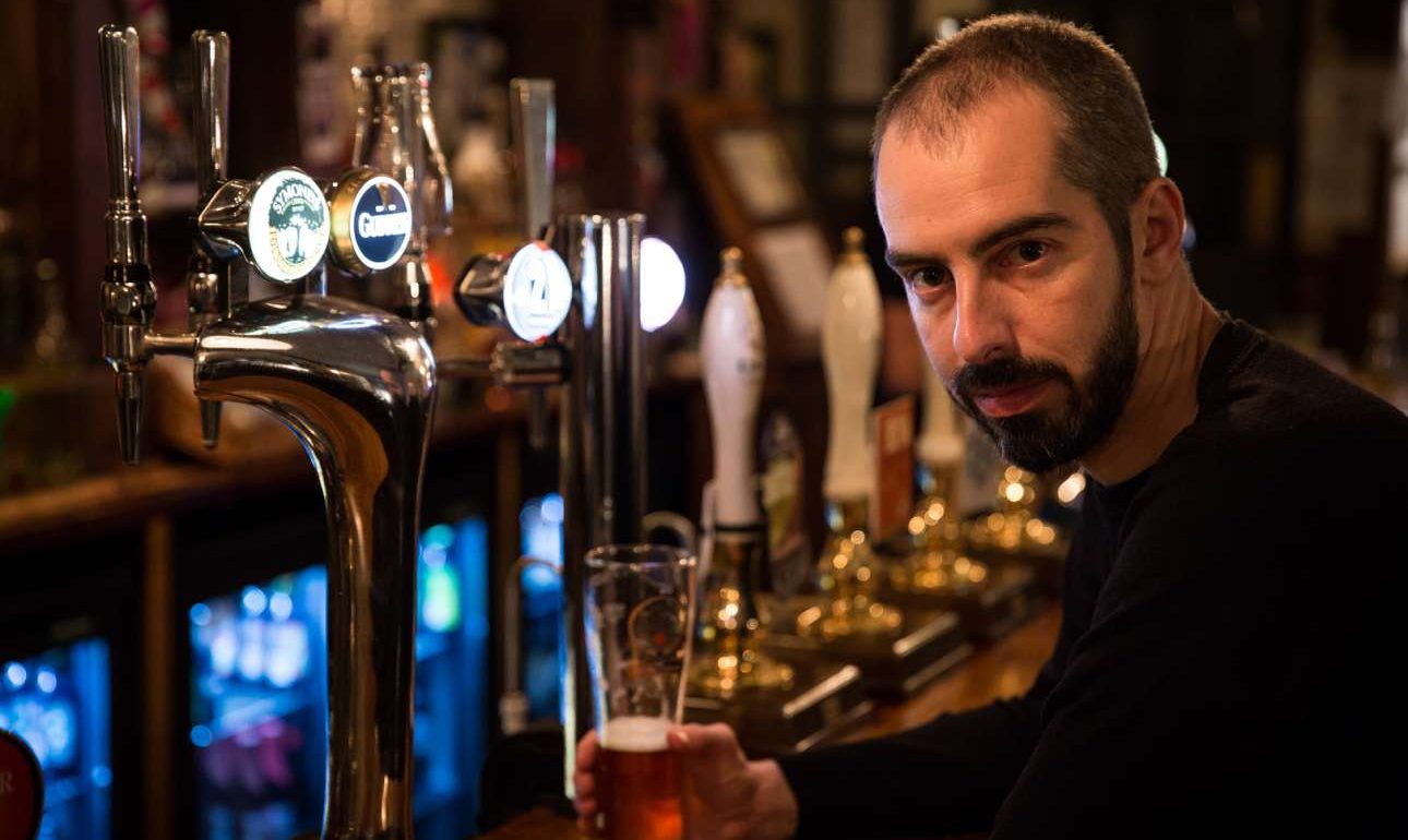 Ο Ιάσονας πάει το ελληνικό stand up comedy στην Ευρώπη